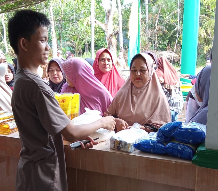 Dari Mimbar ke Aksi Sosial, KUA Bunguran Barat Dampingi Remaja An-Nur Sedanau Hadirkan Bazar Sembako Murah